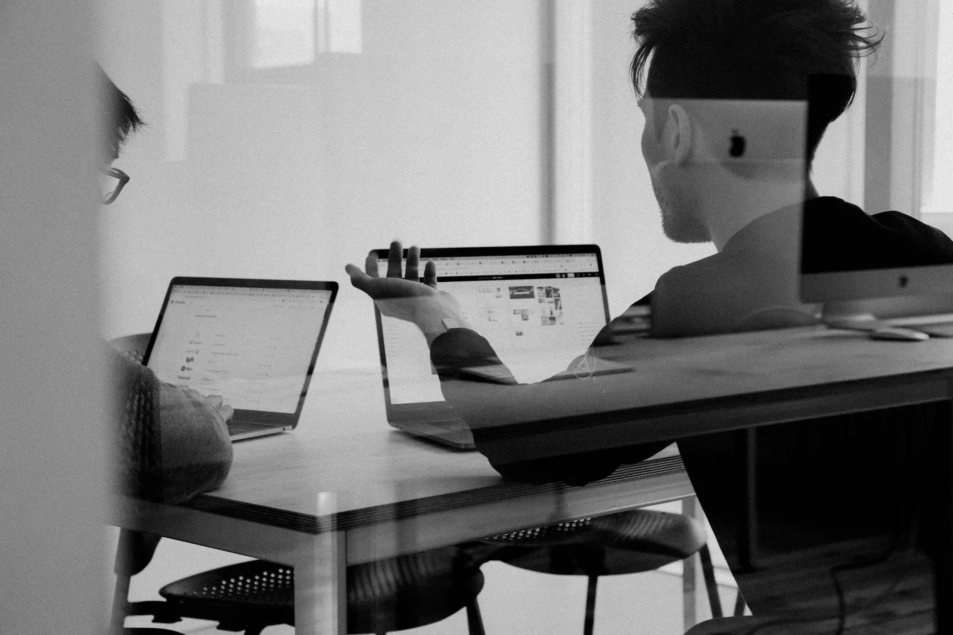 Photo non contractuelle man using MacBook