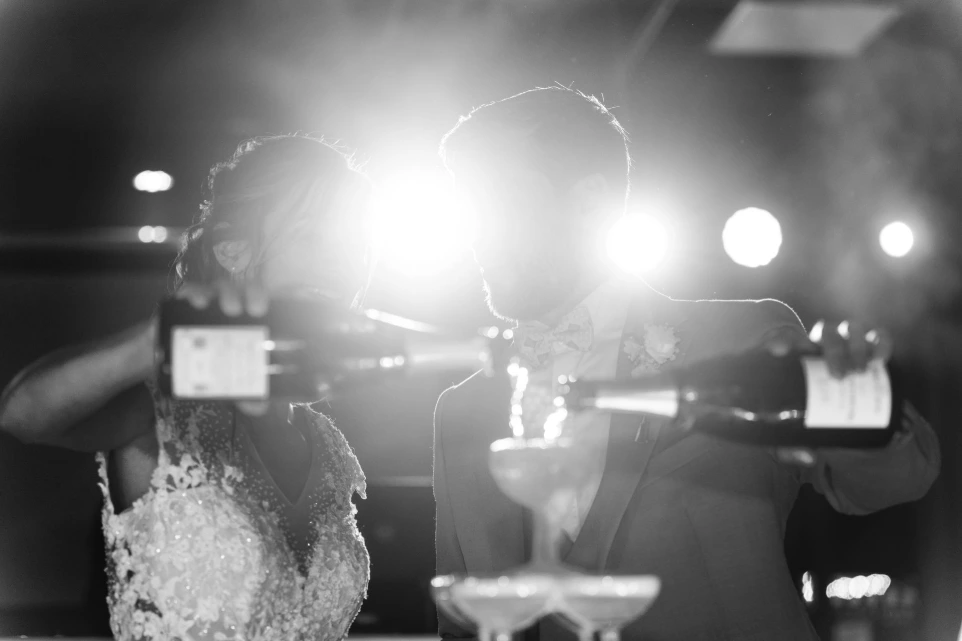 matrimonio champagne b&amp;amp;w