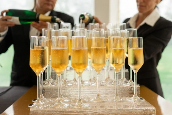 camerieri che versano champagne