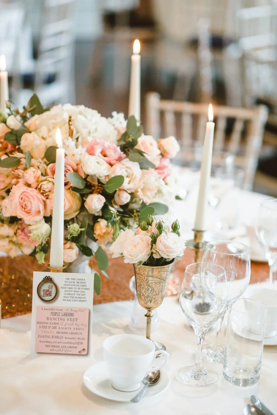 tavolo di matrimonio con candele e stoviglie